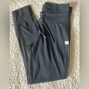Vuori high waisted leggings in dark navy blue.